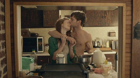 Un fotogramma del film horror Honeymoon (2014)