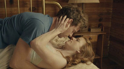 Un fotogramma del film horror Honeymoon (2014)