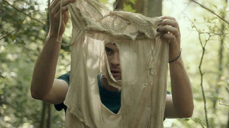 Un fotogramma del film horror Honeymoon (2014)