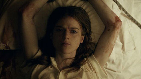 Un fotogramma del film horror Honeymoon (2014)