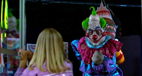 Un fotogramma del film Killer Klowns from Outer Space
