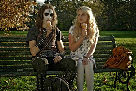 Un fotogramma del film horror Deathgasm (2015)