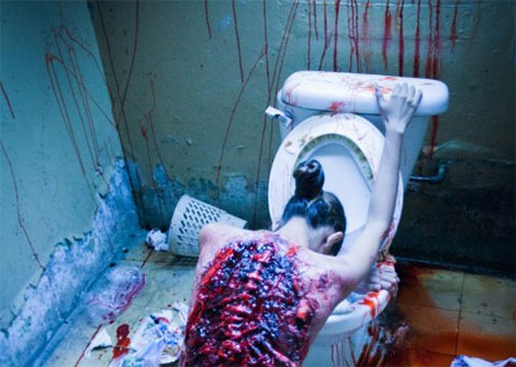 Un fotogramma del film horror Cabin Fever 3: Patient Zero (2014)