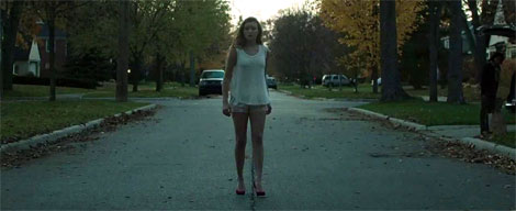 Un fotogramma del film horror It Follows (2014)