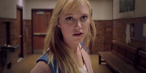 Un fotogramma del film horror It Follows (2014)