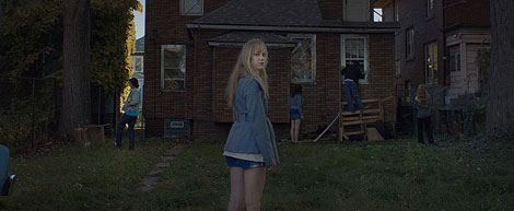 Un fotogramma del film horror It Follows (2014)