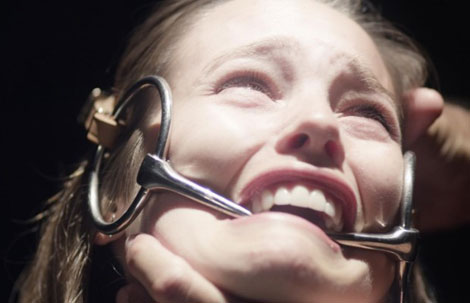 Un fotogramma del film horror Martyrs (2015)