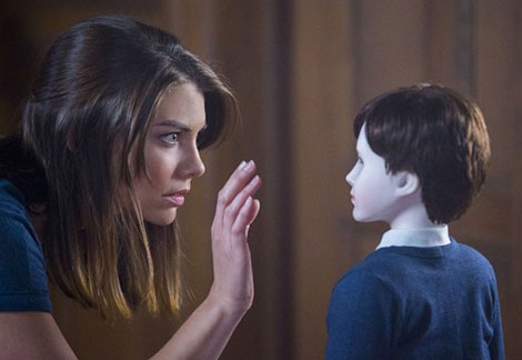 L'attrice Lauren Cohan in un fotogramma del film horror The Boy