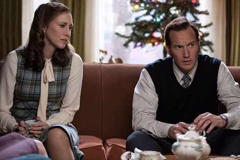 Gli attori Vera Farmiga e Patrick Wilson in un fotogramma del film horror The Conjuring 2: L'Evocazione