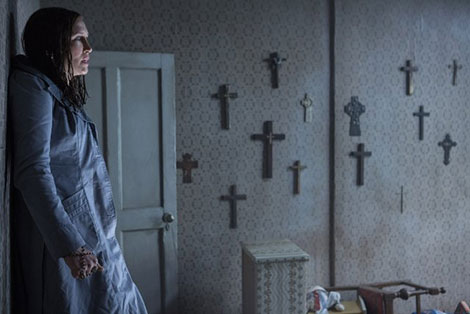 L'attrice Vera Farmiga in un fotogramma del film horror The Conjuring 2: L'Evocazione