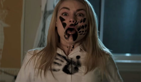 Un fotogramma del film horror The Darkness (2016)