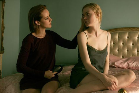 Un fotogramma del film horror The Neon Demon (2016)