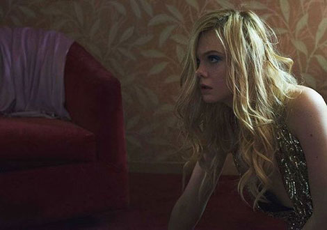 Un fotogramma del film horror The Neon Demon (2016)