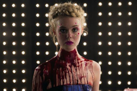 Un fotogramma del film horror The Neon Demon (2016)