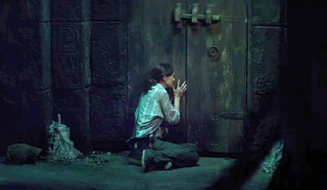 Un fotogramma del film horror The Other Side of the Door (2016)