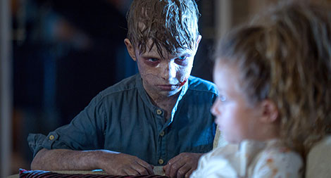 Un fotogramma del film horror The Other Side of the Door (2016)