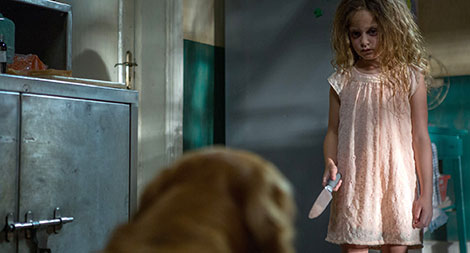 Un fotogramma del film horror The Other Side of the Door (2016)