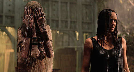 Un fotogramma del film horror The Other Side of the Door (2016)
