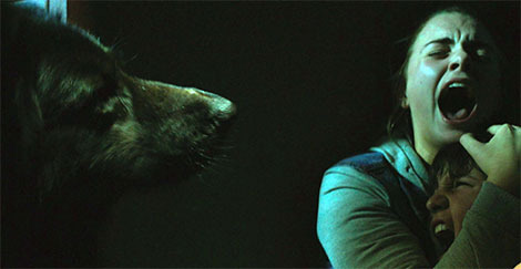 Un fotogramma del film horror The Pack (2015)