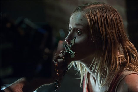 Un fotogramma del film horror The Vatican Tapes (2015)