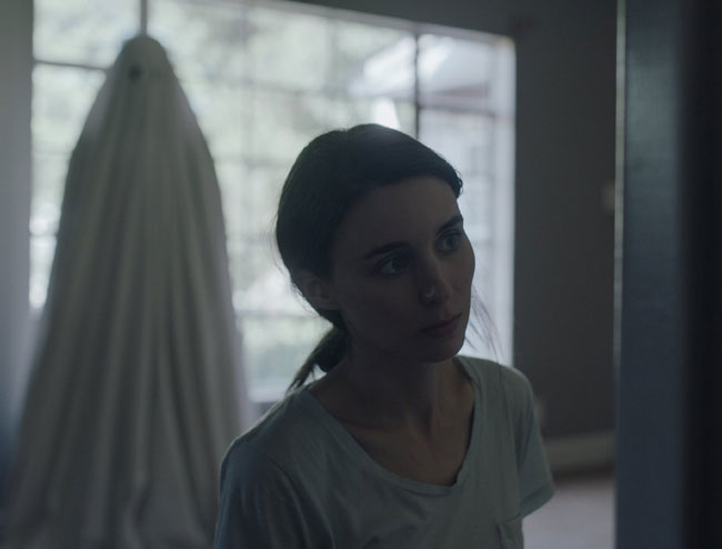 Un fotogramma del film del 2017 A Ghost Story
