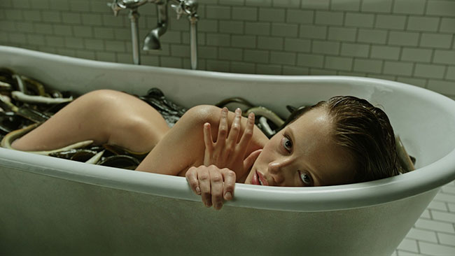 Un fotogramma del film horror del 2017 A Cure for Wellness: La Cura dal Benessere