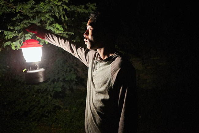 Un fotogramma del film del 2017 It comes at Night