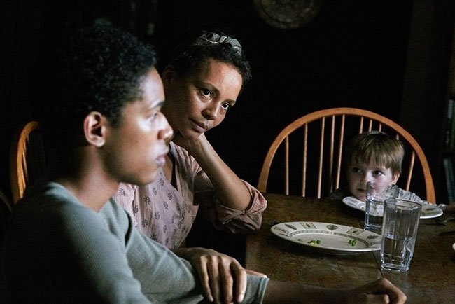 Un fotogramma del film del 2017 It comes at Night