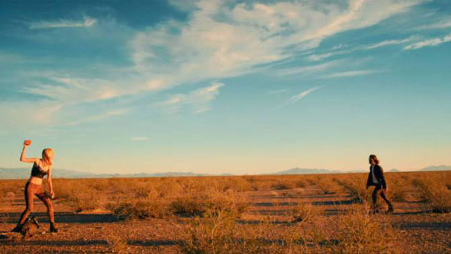 Un fotogramma del film del 2017 It Stains the Sands Red