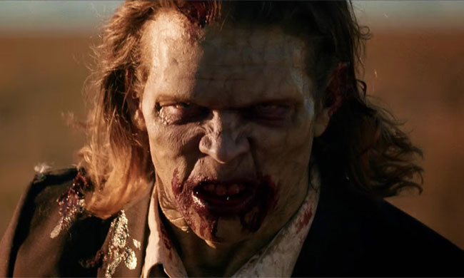 Un fotogramma del film del 2017 It Stains the Sands Red