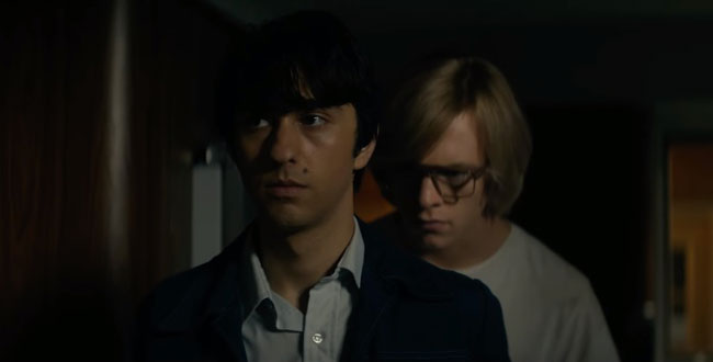 Gli attori Ross Lynch e Alex Wolff in un fotogramma di My Friend Dahmer