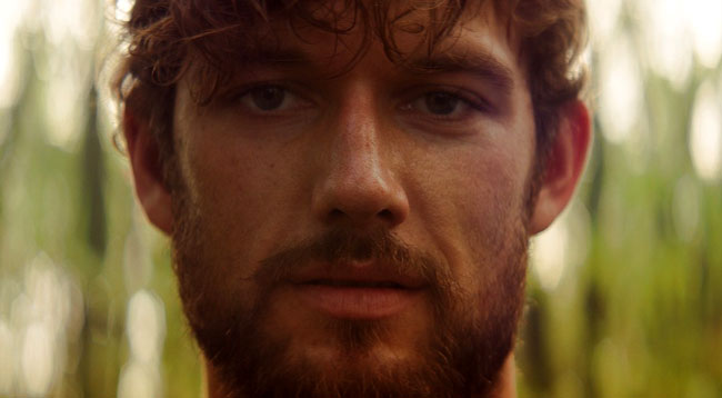 Un fotogramma di The Strange Ones con l'attore Alex Pettyfer