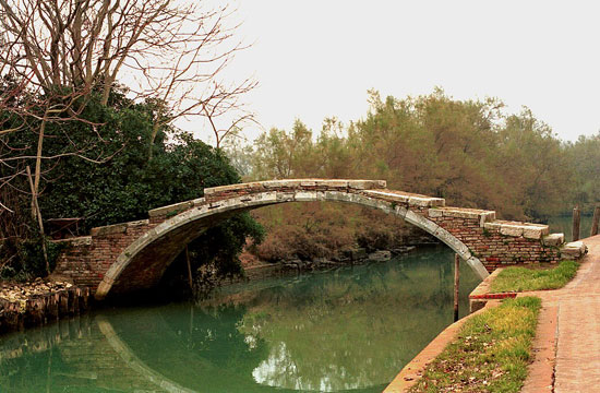 Una foto del Ponte del Diavolo a Torcello (VE)