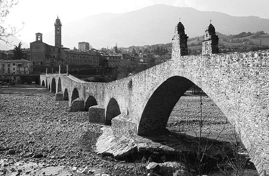Una foto del Ponte Gobbo a Borgo a Bobbio (PC)