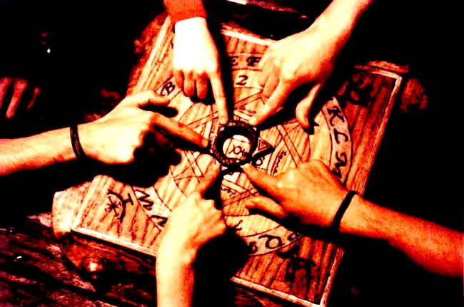 Una seduta spiritica con tavola Ouija