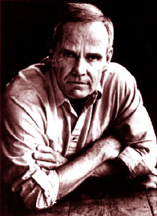 Una vecchia foto dello scrittore Cormac McCarthy