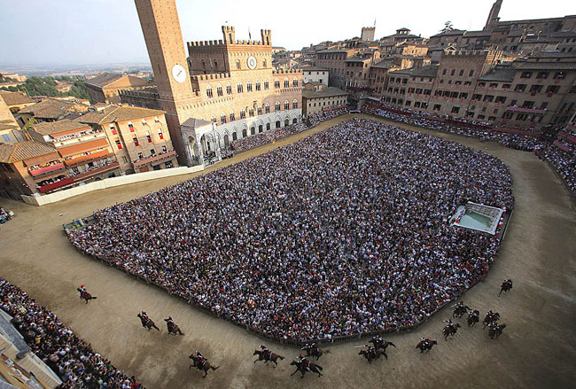 La piazza del Campo durante il Palio di Siena