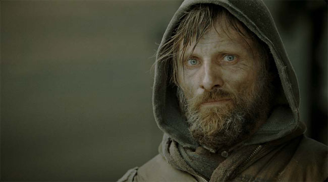 L'attore Viggo Mortensen in una scena del film The Road