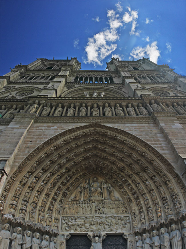 La facciata della cattedrale di Notre-Dame a Parigi