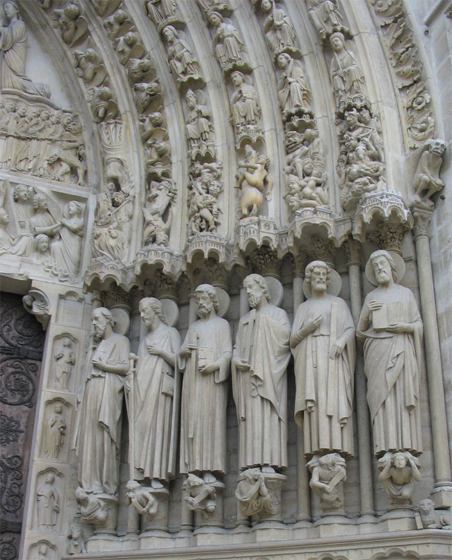 Un dettaglio  del portale del Giudizio Universale della cattedrale di Notre-Dame a Parigi