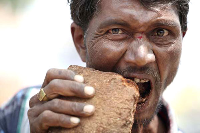 Una foto di Pakkirappa Hunagundi, l'uomo che mangia i mattoni