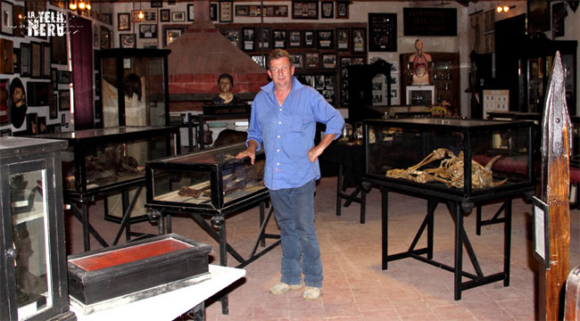 Roberto Paparella in posa al centro del suo Museo di Arte Criminologica