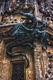 La foto del drago che decora la facciata della Town Hall di Monaco di Baviera