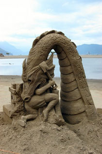 Arte in spiaggia: drago di sabbia divora l'artista! Arte in spiaggia: drago di sabbia divora l'artista!