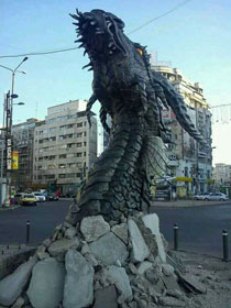 La testa di un drago sbuca dalla terra a Bucarest, in Romania