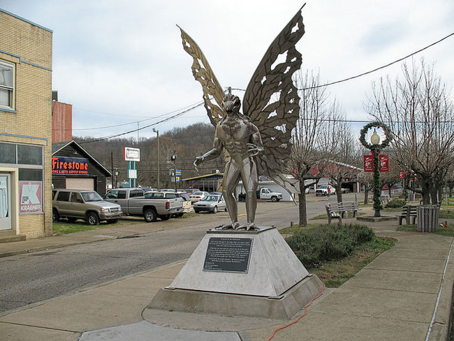 La statua dedicata al Mothman