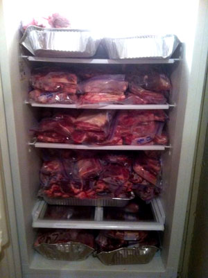 La foto di un frigorifero pieno di carne