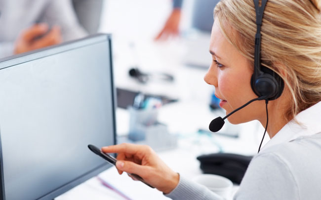 Una foto di una operatrice di call center dedicata all'assistenza 24x7 di AliExpress