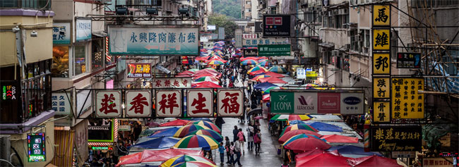 Una foto di un mercato a Hong Kong: in AliExpress ci sono altrettanti venditori online
