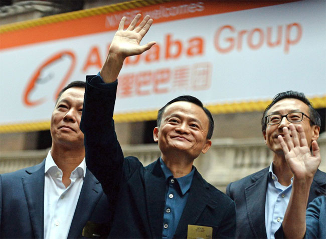 Una foto del fondatore e presidente di Alibaba Group Jack Ma (al centro)